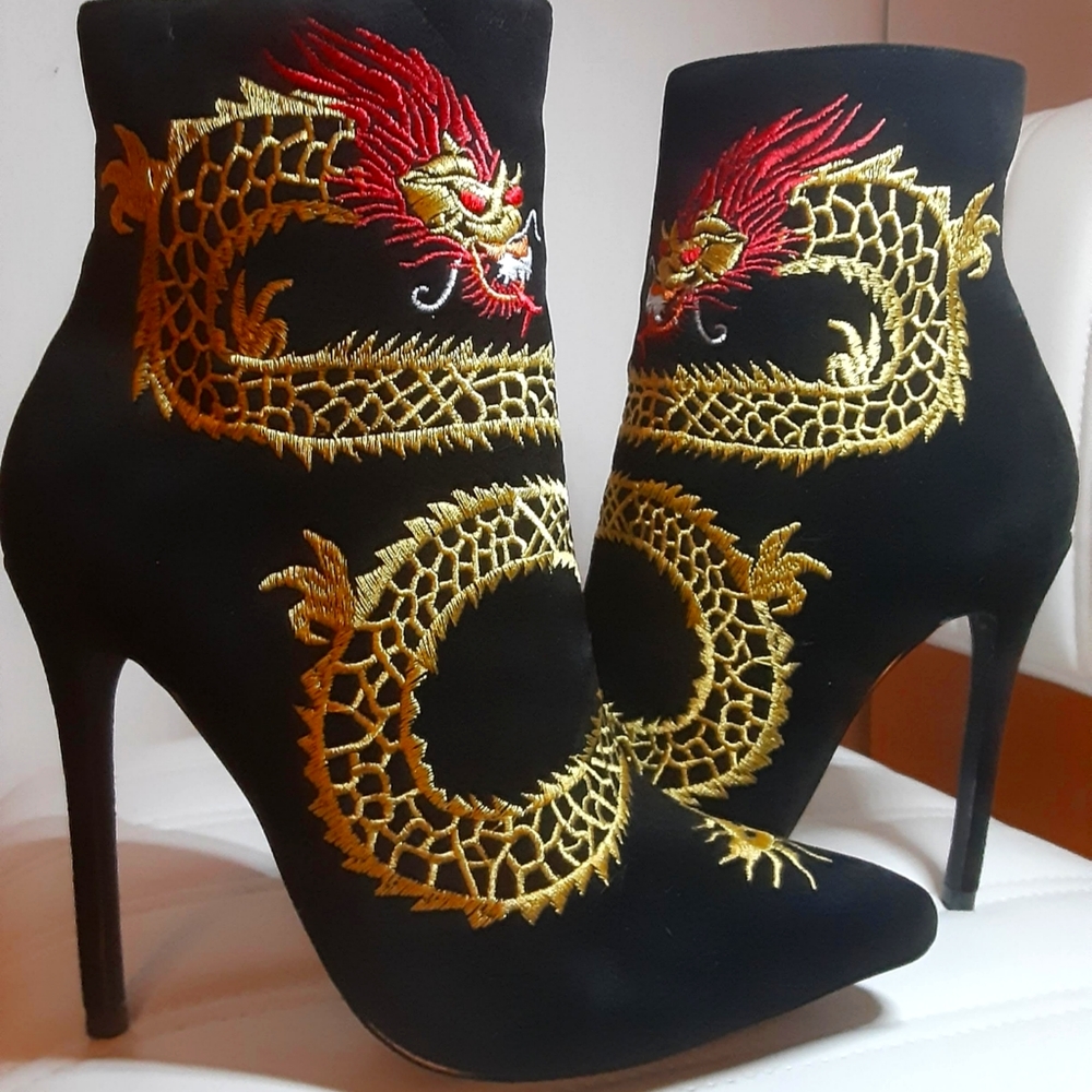 Velvet embroidered dragon boots size 7